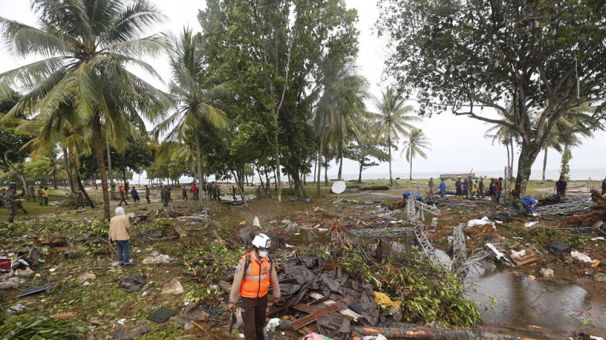 Equips de rescat busquen víctimes en un centre turístic després del tsunami que ha colpejat l’estret de Sunda a Indonèsia.