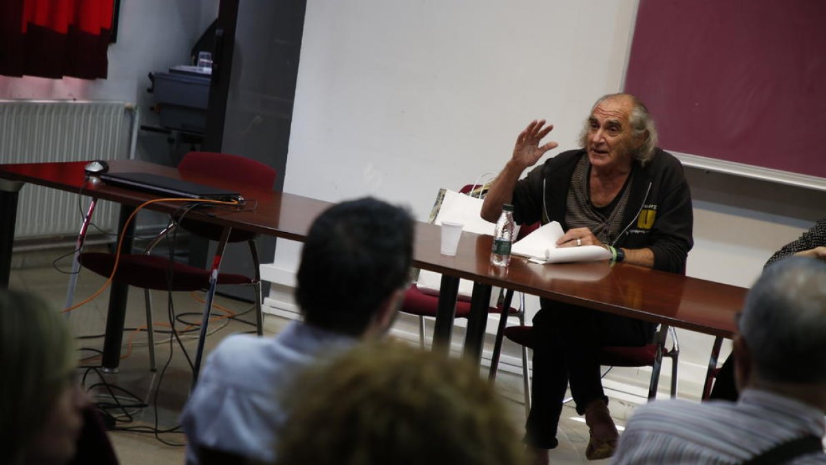 El cantautor Pau Riba va oferir ahir a la UdL la seua faceta de poeta.