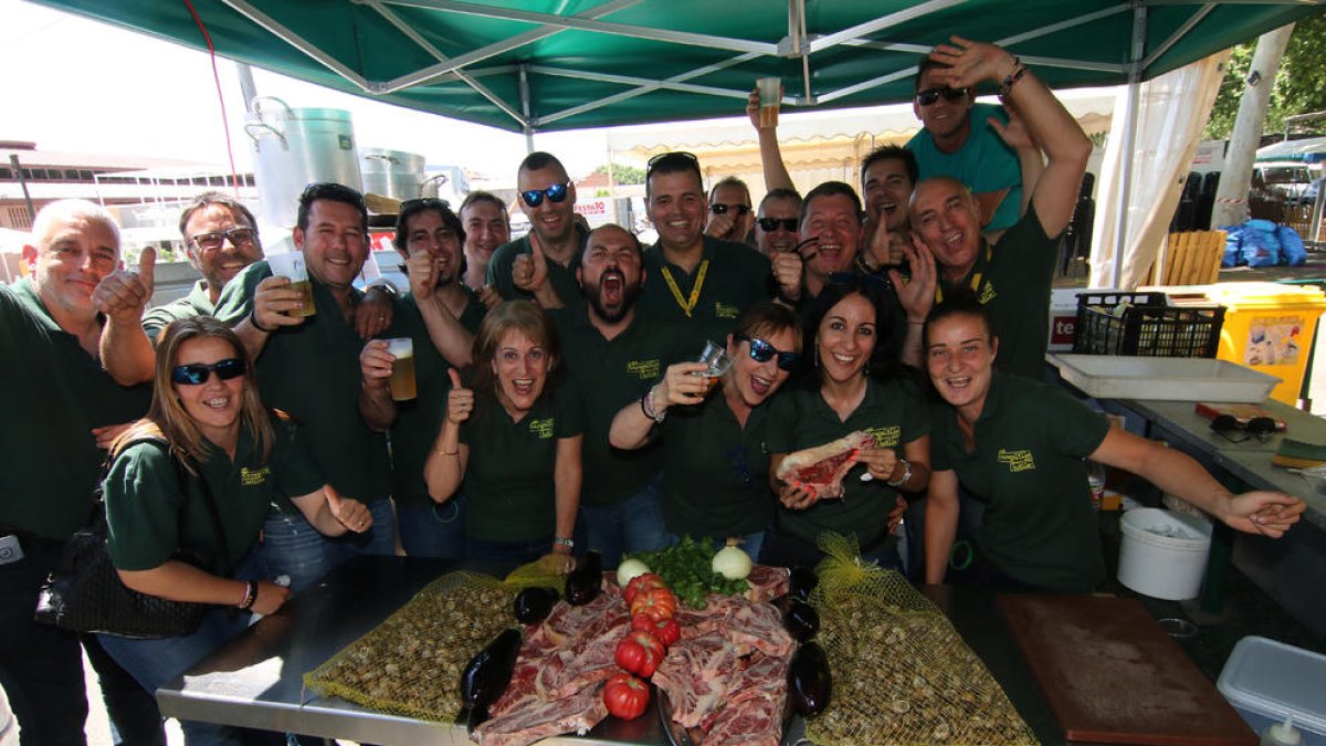 El pabellón dels Camps Elisis repleto de las bebidas para el Aplec.