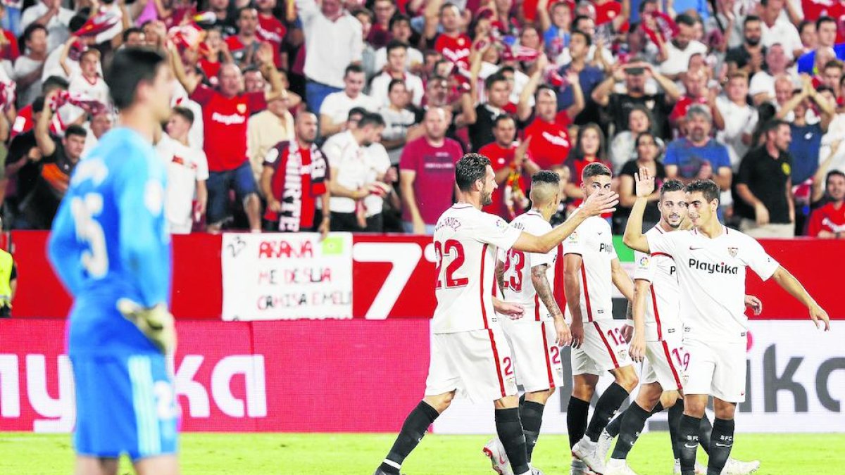 Los futbolistas del Sevilla celebran el tercer tanto, obra de Ben Yedder.