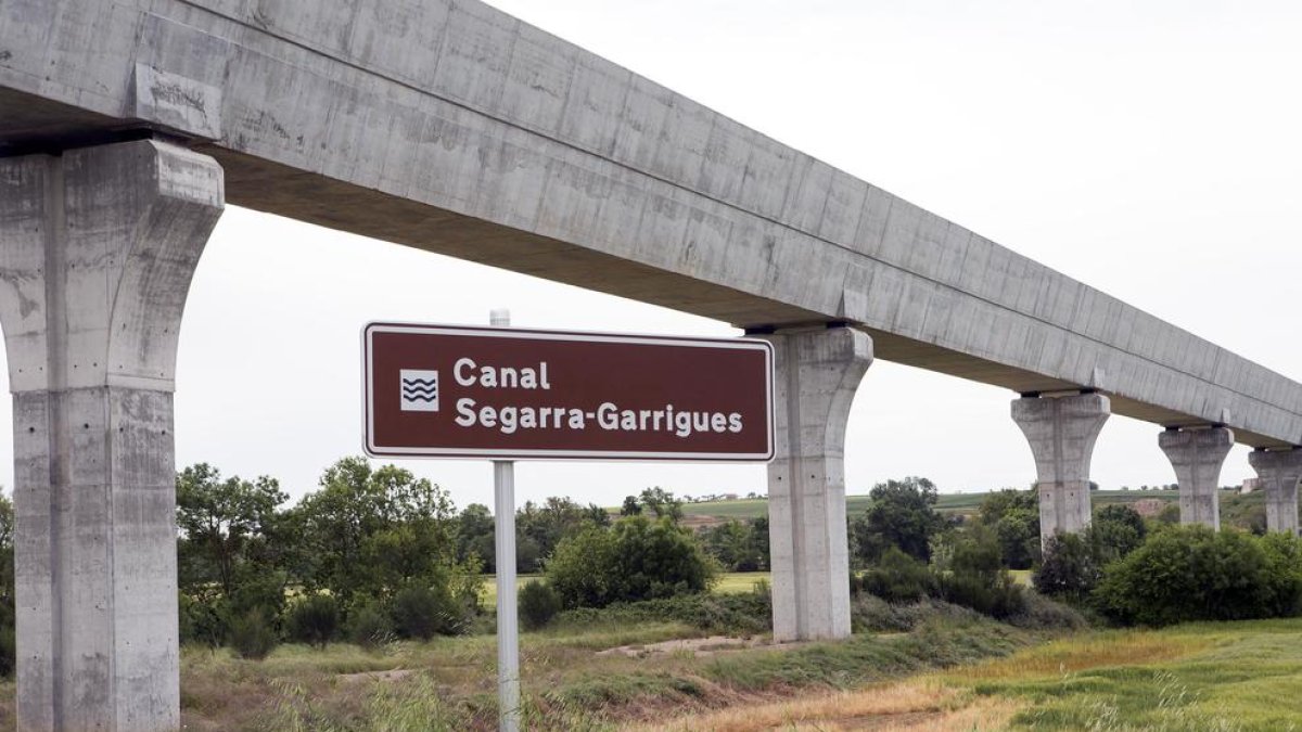 Aqüeducte del canal principal del Segarra-Garrigues al seu pas pels Plans de Sió.