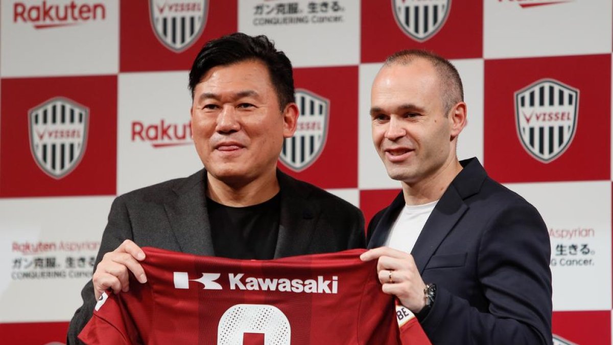 Horoshi Mikitani, dueño del Vissel Kobe, con Iniesta durante su presentación con el club japonés.