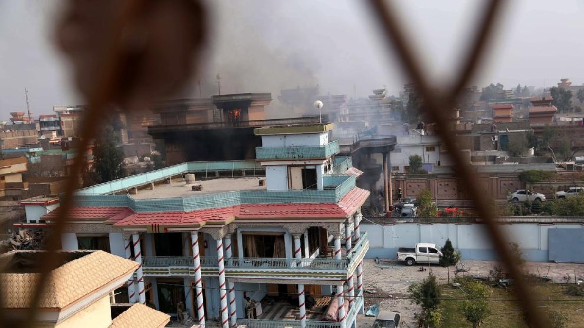 Una columna de fum emergeix de la seu de Save the Children a Jalalabad durant l’atac.