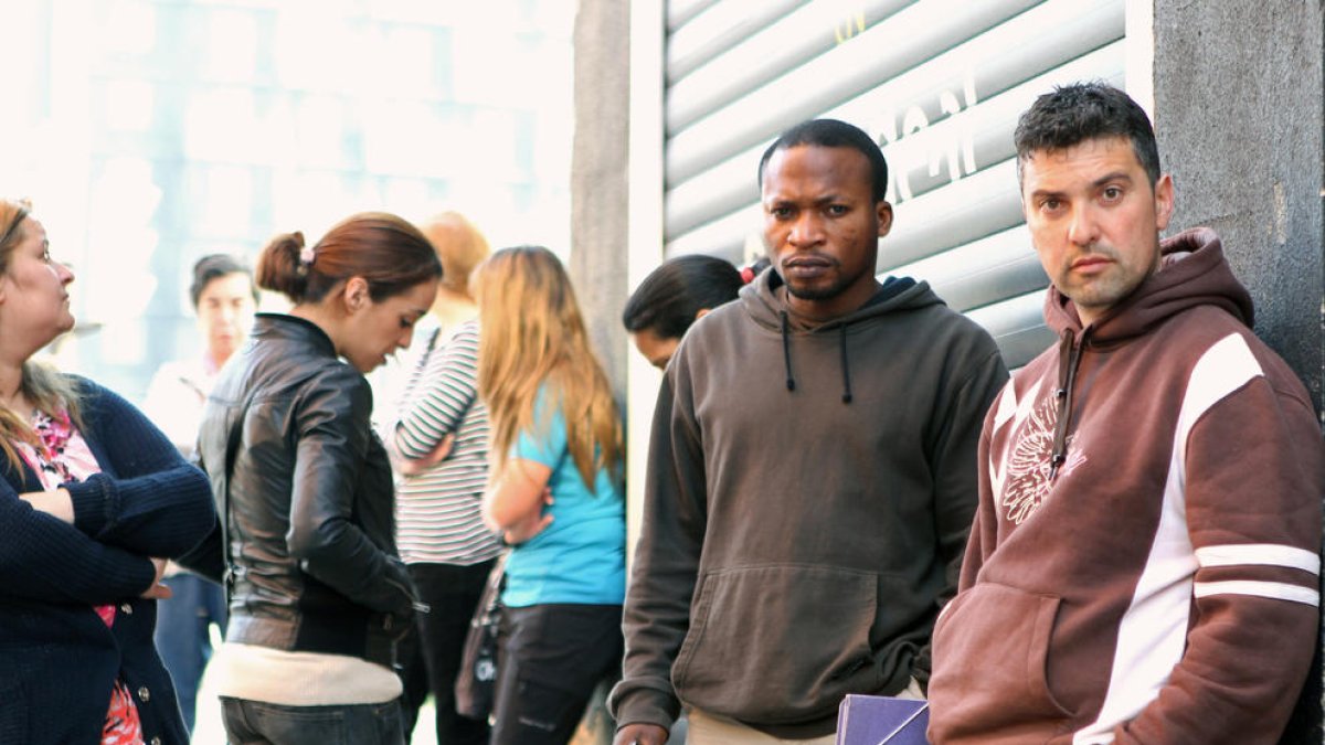 Trabajadores a las puertas de una oficina de empleo.