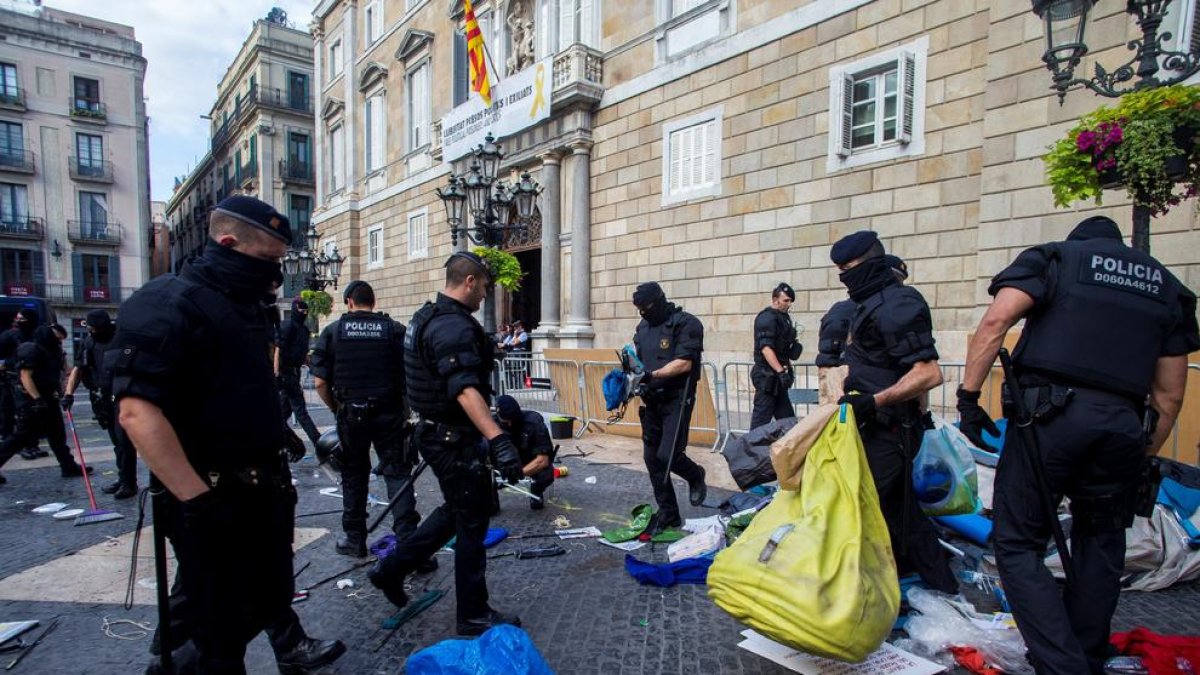 Los Mossos, en el desalojo de la acampada independentista, ayer.