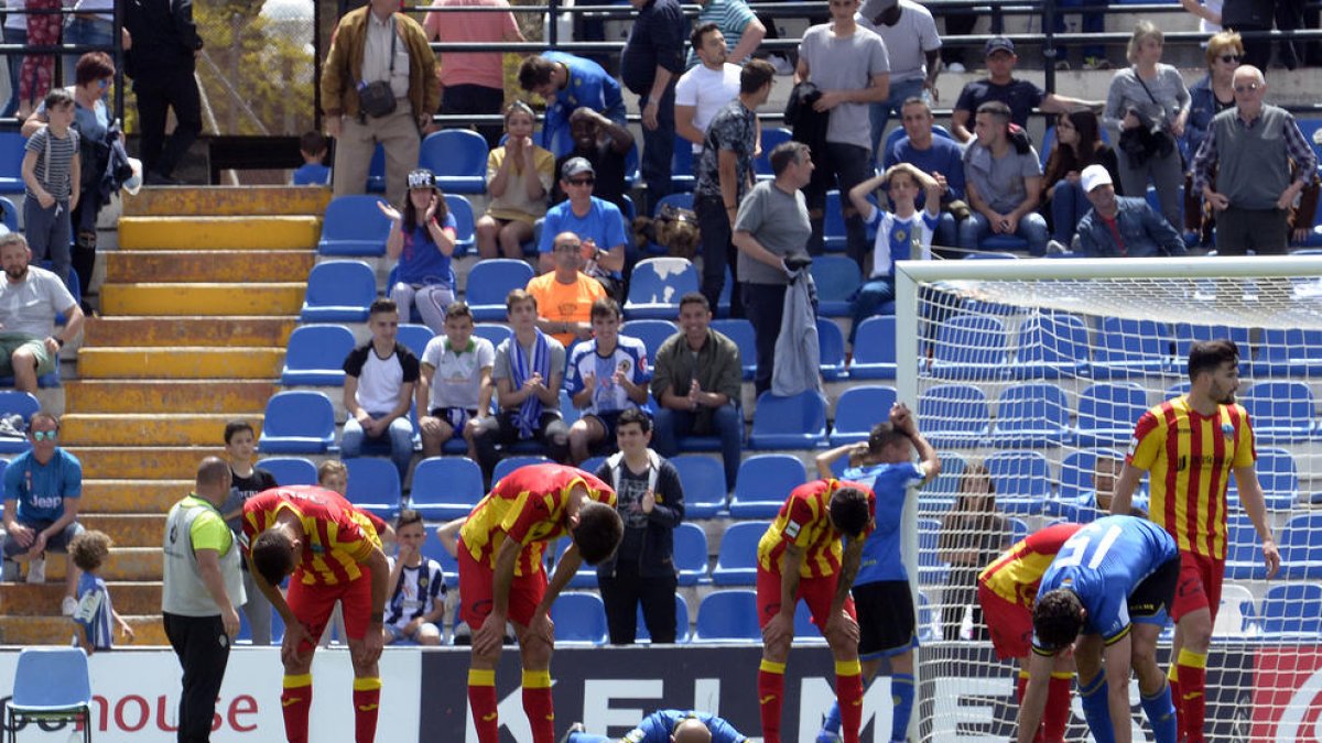 Álex Albístegui lluita per una pilota davant de dos jugadors de l’Hèrcules, en una acció del partit disputat ahir al Rico Pérez d’Alacant.