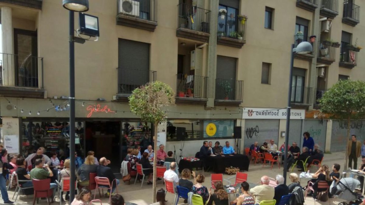 El bar Gilda de Lleida fue escenario ayer de la presentación del libro “contes de terror 2”.