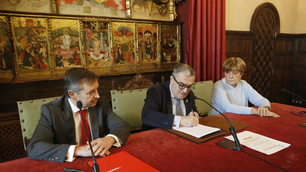 Momento de la firma de la renovación del convenio de colaboración.