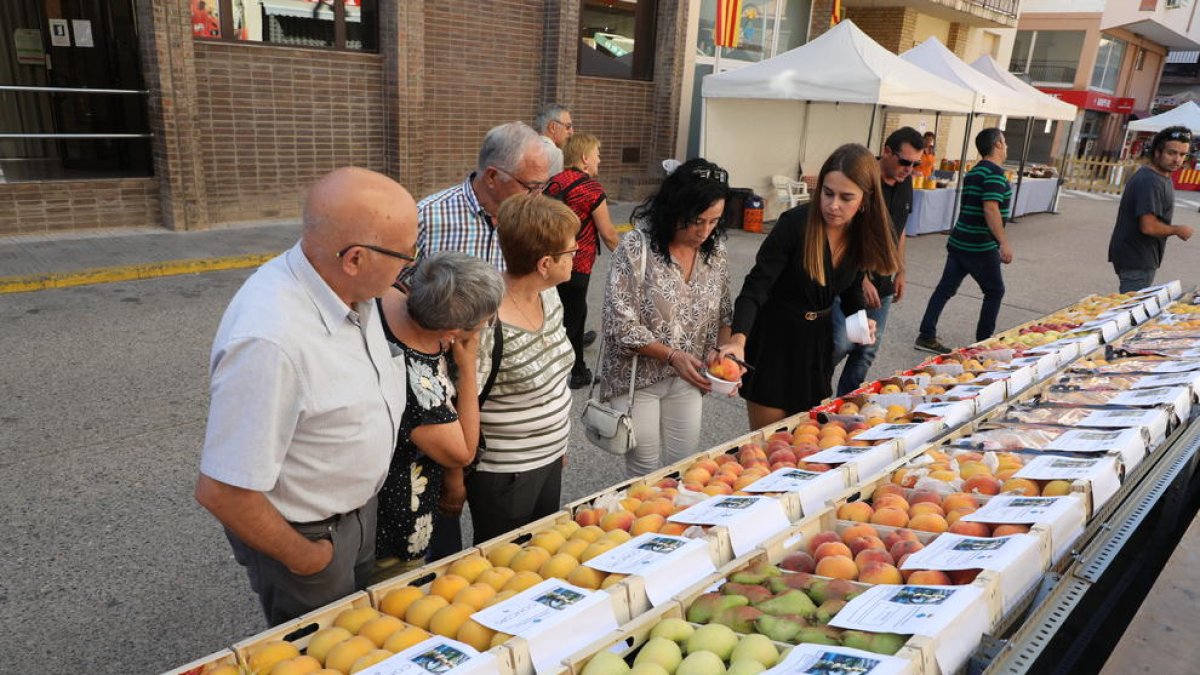 El melocotón de Pinyana es el protagonista este fin de semana de la Fira de Alfarràs, mientras que Corbins celebró ayer la Fira de la Poma.