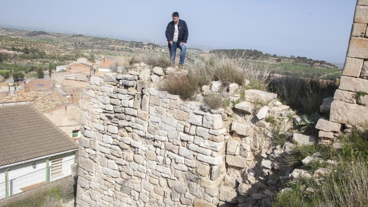 El alcalde, mostrando la grieta que ha aparecido en el muro de cierre del ala oeste.