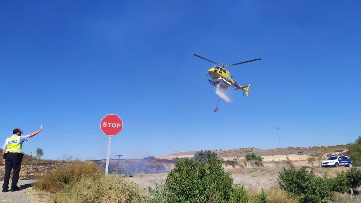 Moment en què l’helicòpter efectuava una de les descàrregues.