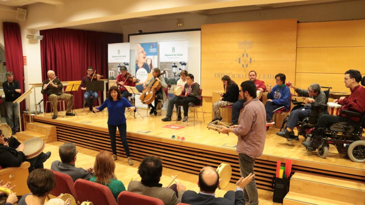 Un moment del concert amb usuaris del centre Espígol de Cervera, ahir a la Diputació de Lleida.