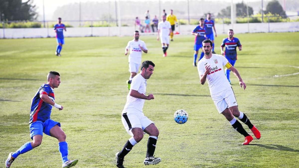 Un jugador del Borges intenta controlar el balón durante el encuentro de ayer.