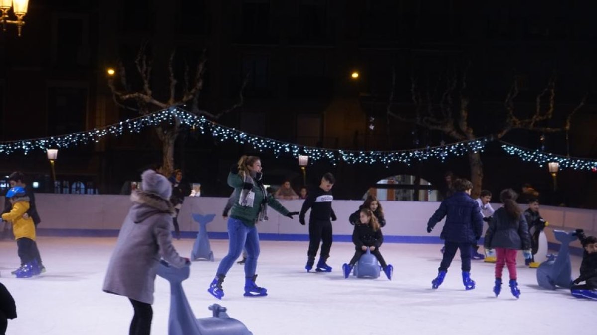 Sort estrena pista de hielo - Sort estrenó ayer una pista de patinaje sobre hielo en la plaza Major de la localidad para dinamizar el comercio local durante la temporada de Navidad. La pista estará abierta al público hasta el 5 de enero, de la ...