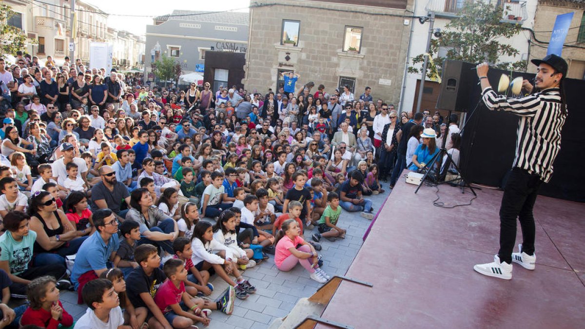 El mago peruano Allen Camero, conocido como Lynch, durante su espectáculo, que fue seguido por un numeroso público.