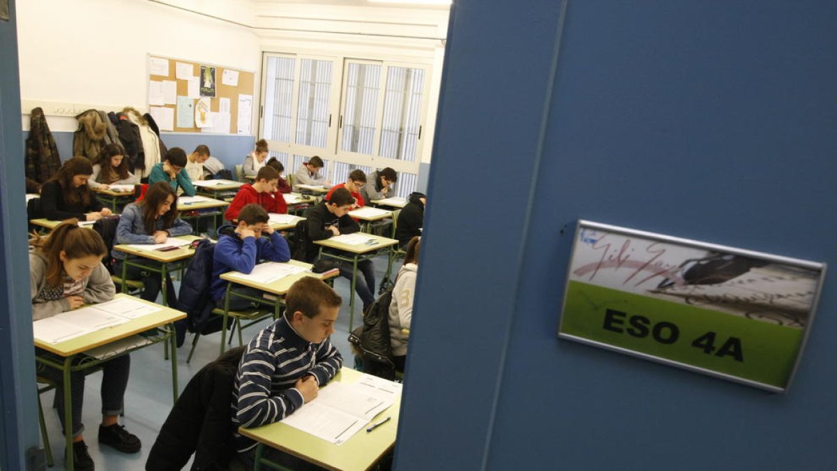 Alumnes d’ESO fent un examen, en una imatge d’arxiu.