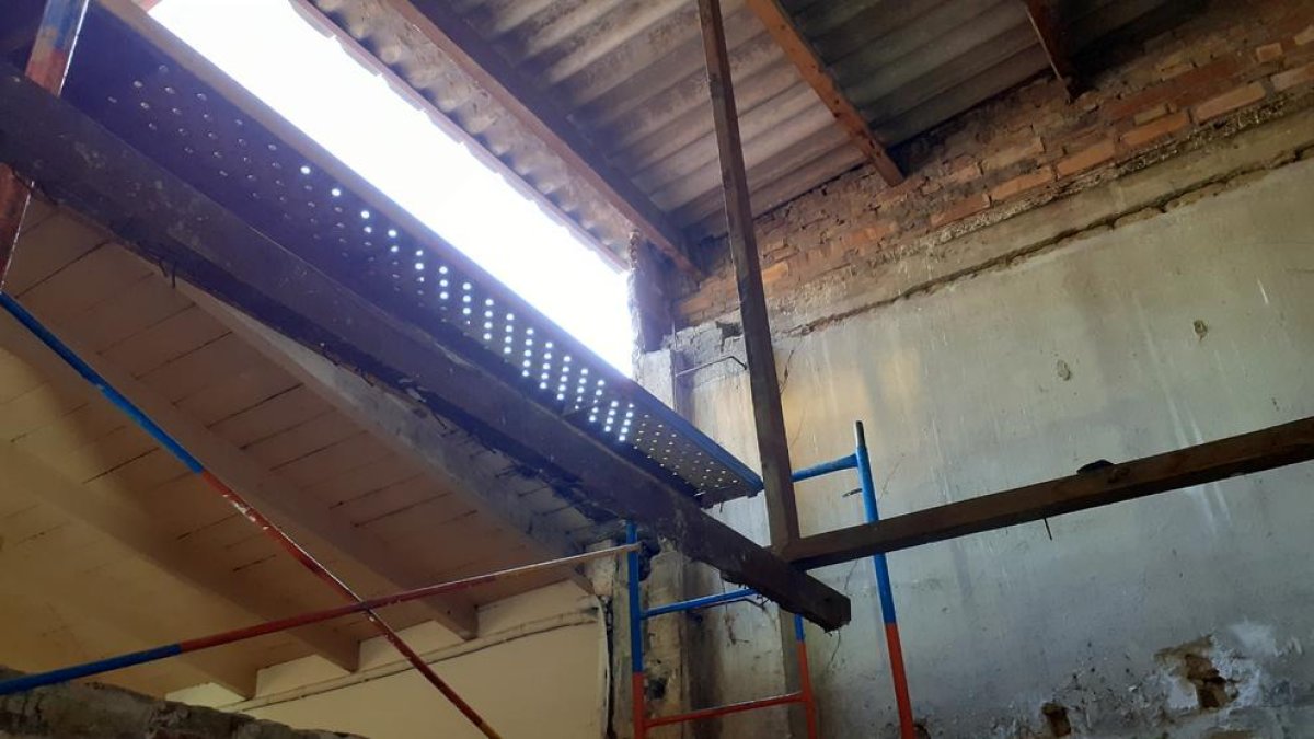 Los operarios empezaron ayer a derribar el falso techo y parte de la pared para iniciar la reparación. A la derecha, se puede apreciar una gran grieta en la pared.