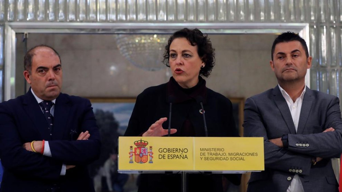 Magdalena Valerio, amb els presidents d’ATA, Lorenzo Amor, i UPTA, Eduardo Abad, ahir.