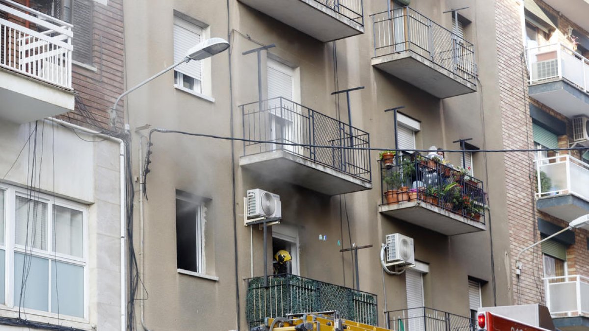 El incendio se produjo en un primer piso del número 3 de la calle Juli Cèsar.