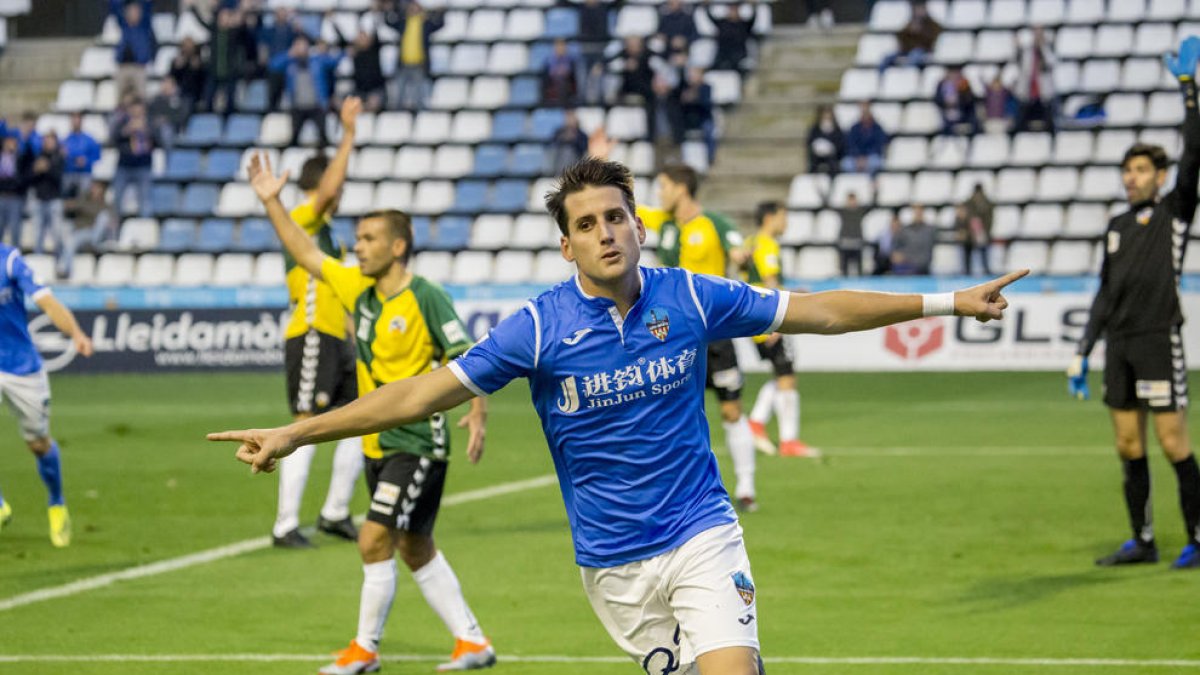 Juanto Ortuño, que ayer firmó un doblete, celebra uno de los dos goles que marcó ante el Sabadell en el Camp d’Esports.