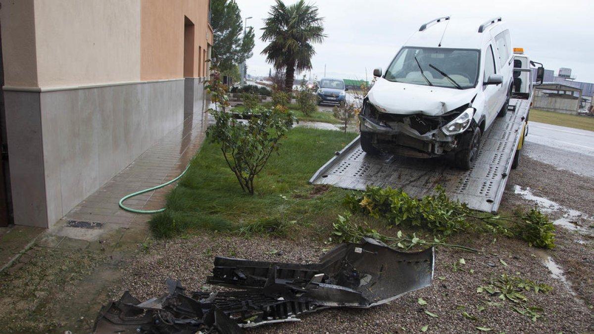 Imagen de la furgoneta que chocó contra una casa en Boldú.