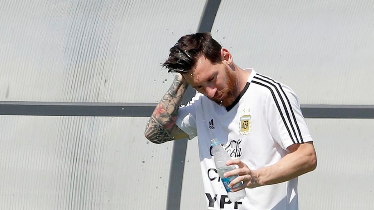 Messi se refresca durante el entrenamiento de Argentina.