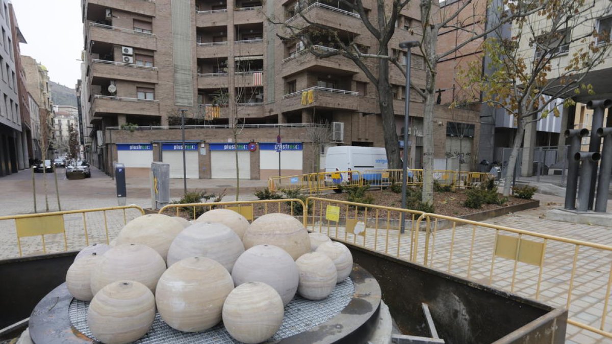 La nueva fuente de la plaza Pare Sanahuja, cerca de la escultura de Aguiló (al fondo a la derecha).