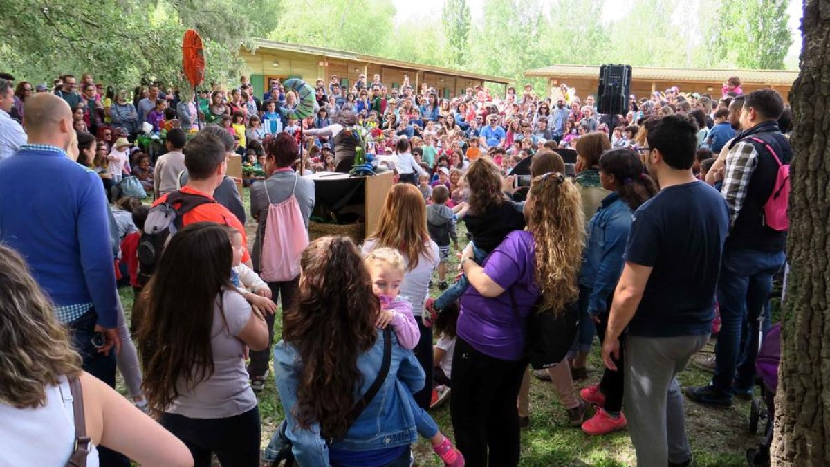 El cuentacuentos fue una de las actividades con más público ayer en el parque de la Mitjana.