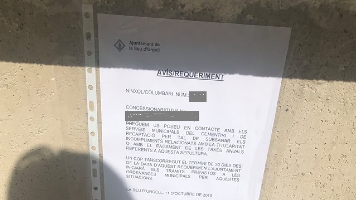 Uno de los carteles que se colocaron en una tumba del cementerio de La Seu y que después se retiró.
