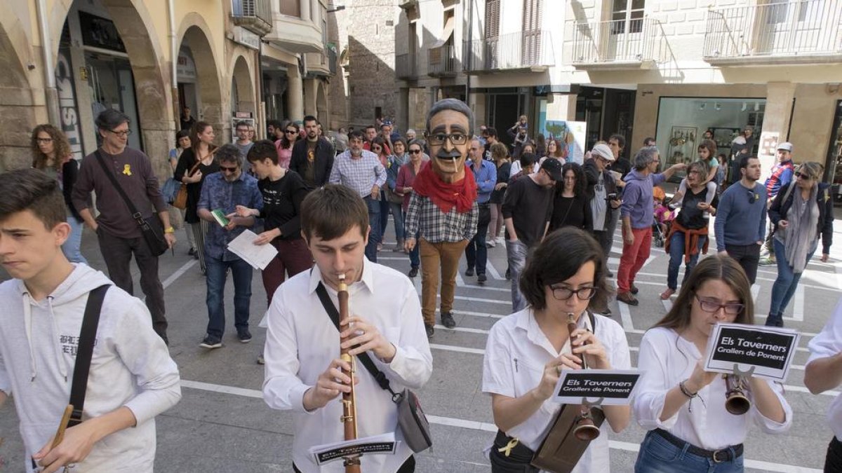 La ruta por el centro de Tàrrega para reivindicar a Pedrolo.