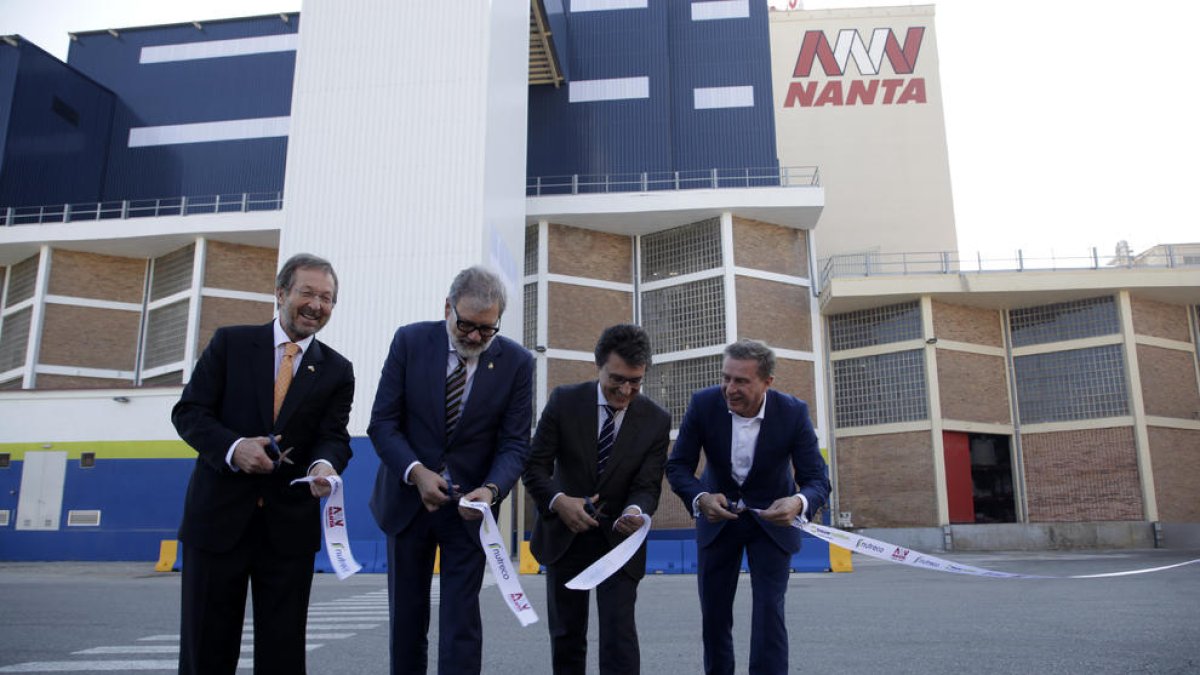 De izquierda a derecha, Van Bonzel, Larrosa, Miranda y De Willdt, cortan la cinta de la nueva planta.