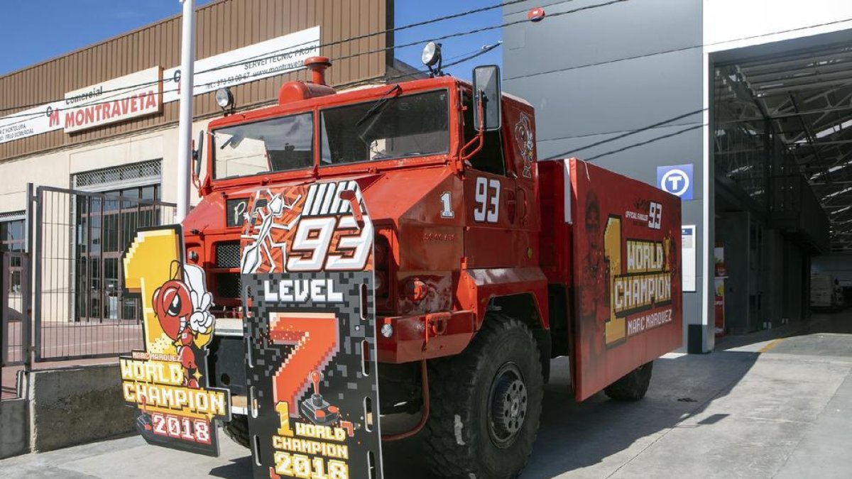 El camió de la rua va dur a terme ahir la posada al punt, però falta serigrafiar-lo per a la festa del doblet.
