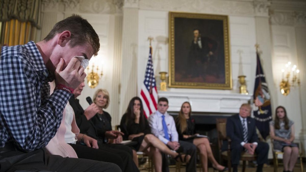 Sam Zeif llora desconsoladamente ante la mirada de familiares de víctimas y de Donald Trump.