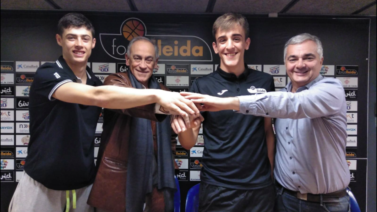 Elvira y Mata, junto al presidente Félix González y el directivo Albert Aliaga tras la firma del contrato.