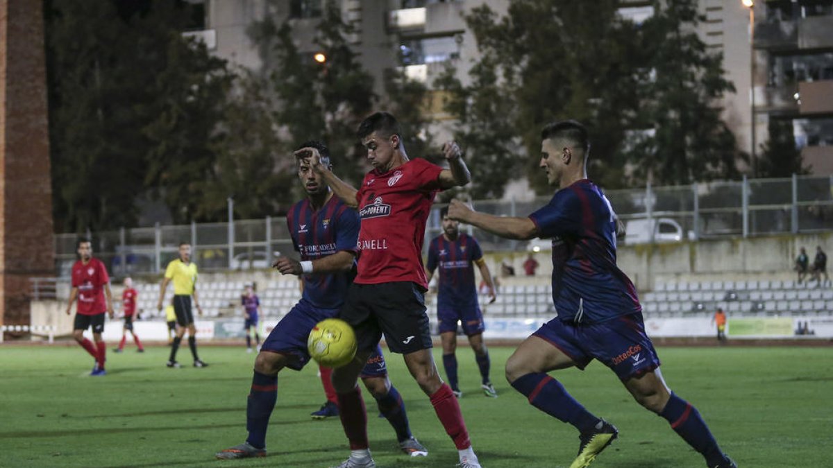 Una jugada del partido de ayer entre el Alcarràs y el Gavà.
