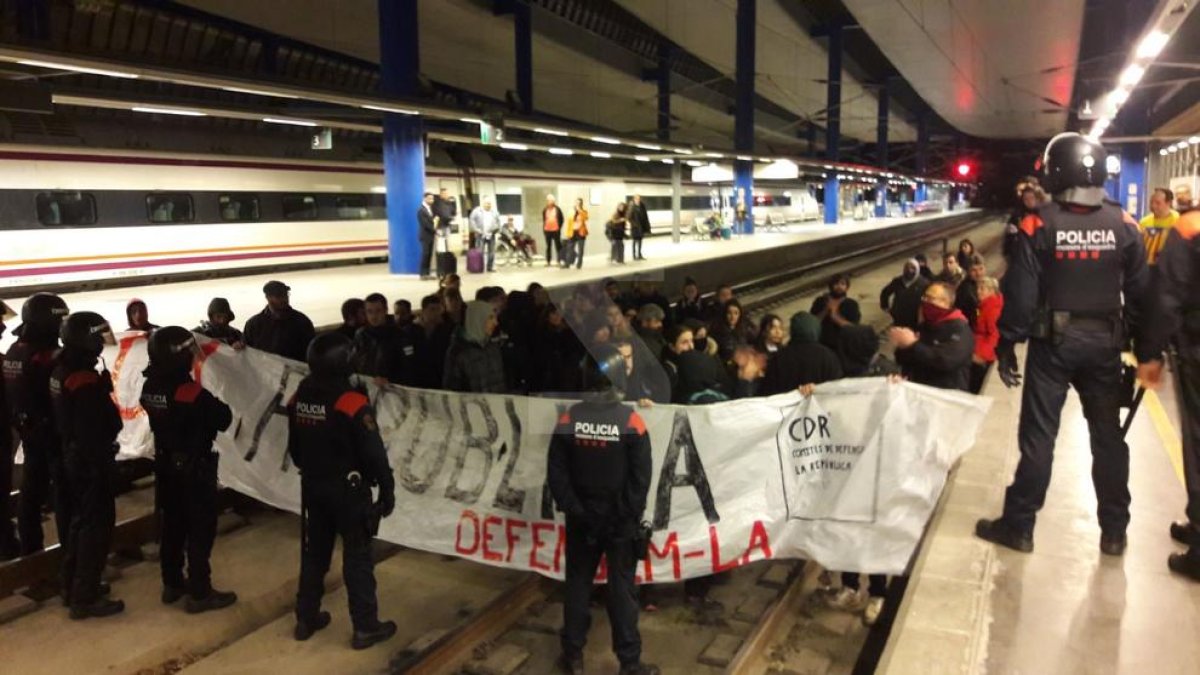 Manifestants tallen les vies de l'AVE a Lleida