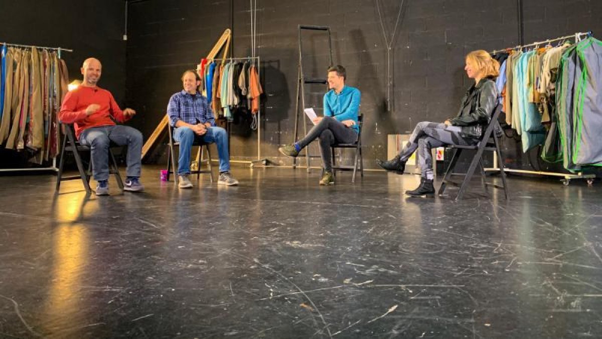 El periodista Joan Cama, Baldufa Teatre y Laia Navarra, en el debate.