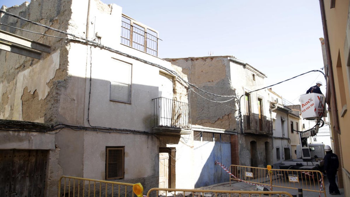 Operarios retiraron los cables de luz y telefonía y la calle Ponent quedó cortada parcialmente.