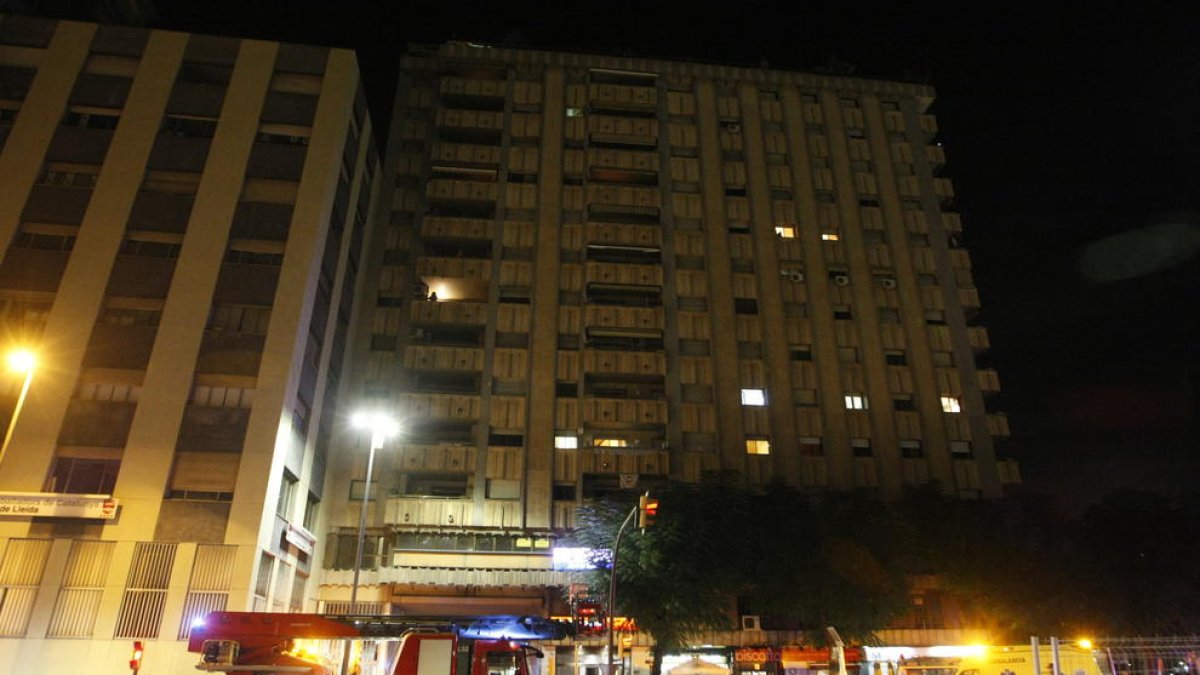 El incendio se declaró en un piso de la quinta planta del número 1 de la plaza Espanya.