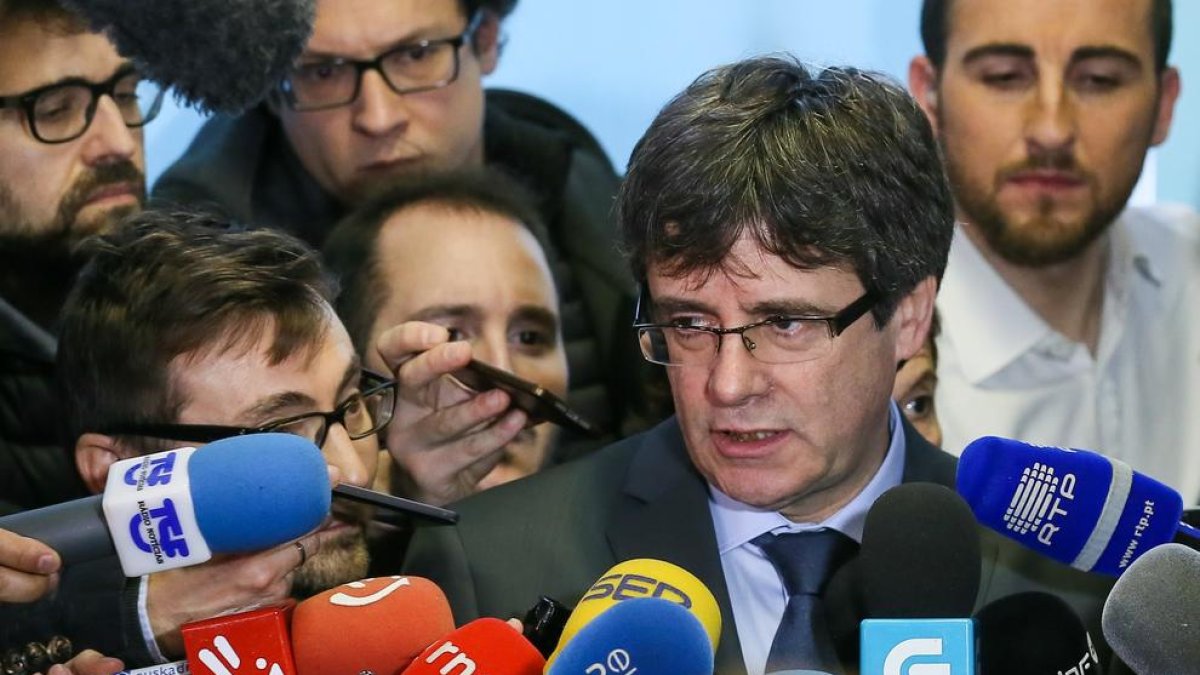 Carles Puigdemont atenent els mitjans de comunicació des de Brussel·les.