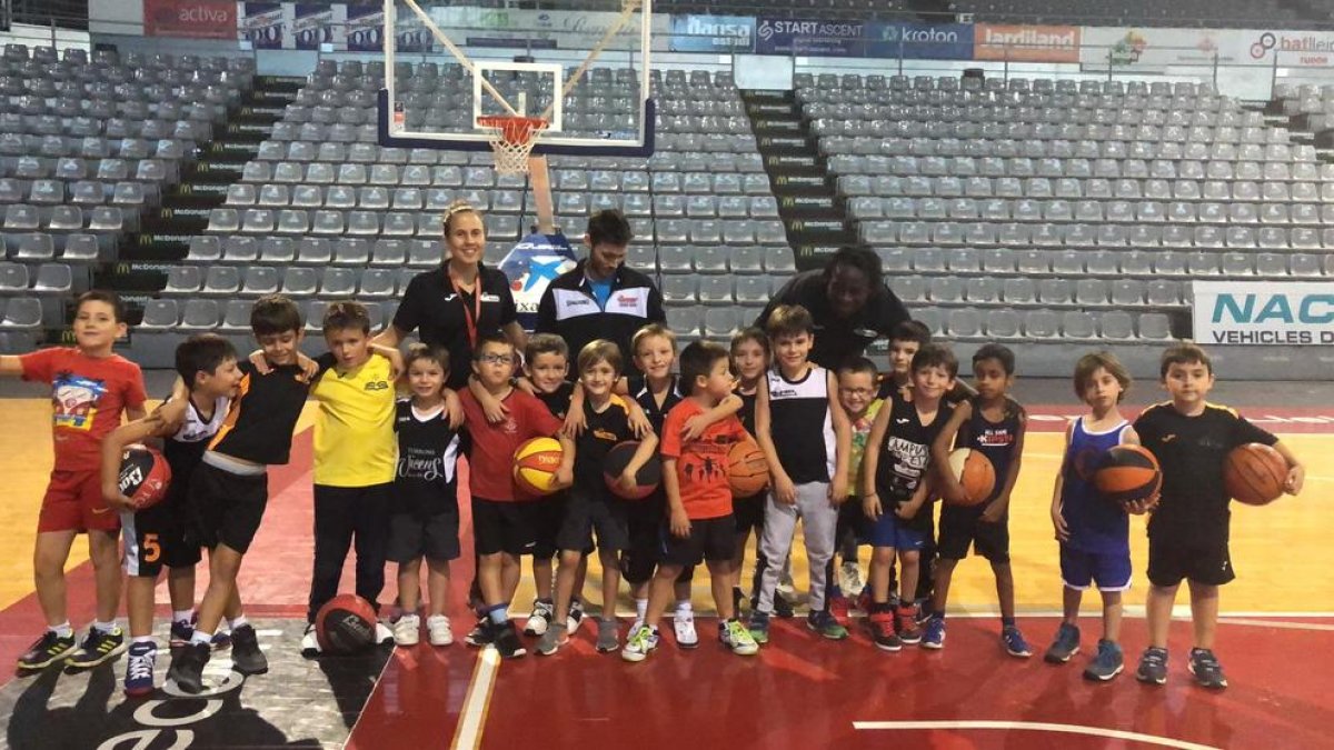 Ablaye Mbaye posa amb els integrants de l’Escola, els més petits del planter del Força Lleida.