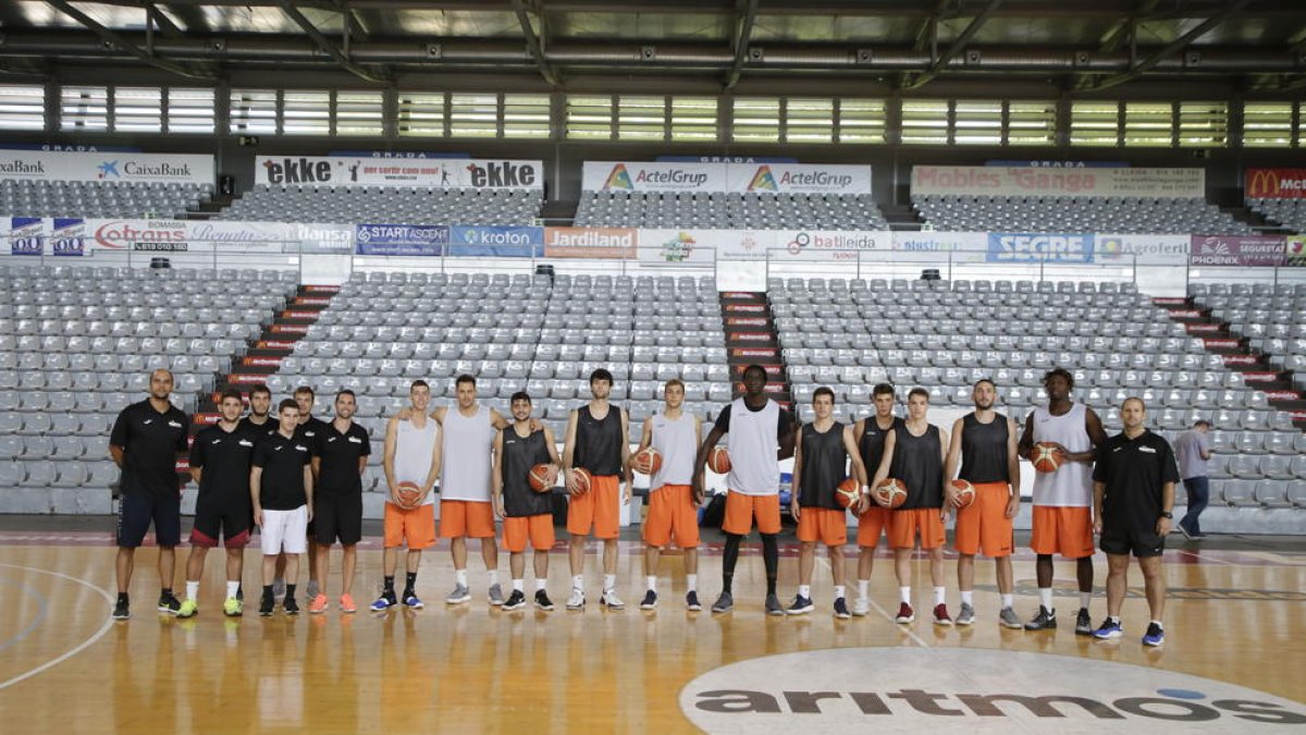 El cuerpo técnico y la plantilla del Força Lleida posaron ayer en el Barris Nord en la primera jornada de la pretemporada.