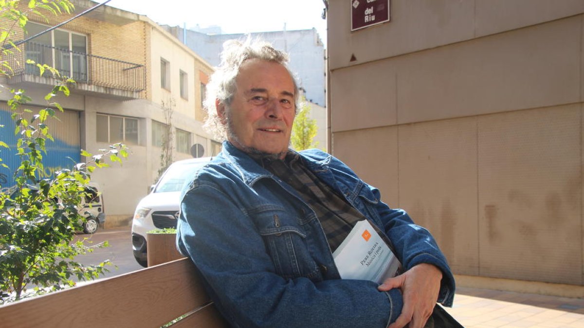 El poeta Pere Rovira, ayer en Lleida con su dietario ‘Música i pols’.