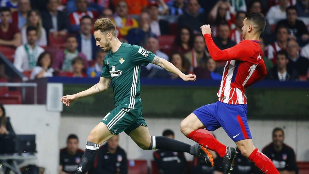 El bético Loren supera al atlético Correa.