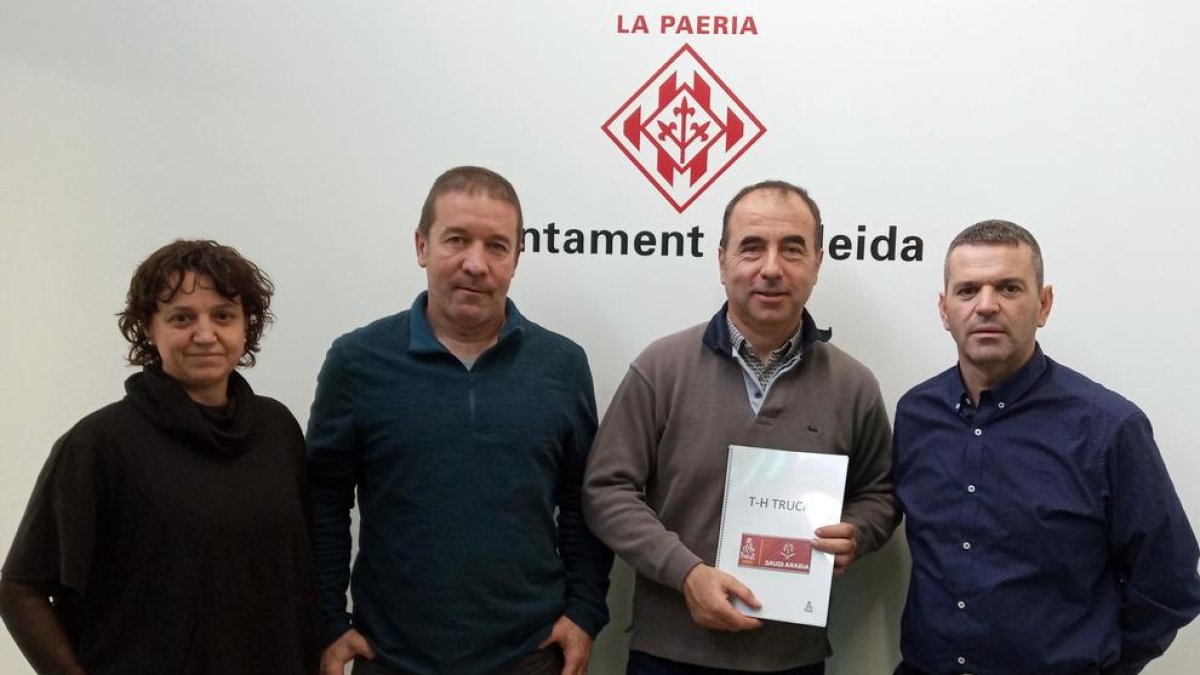 Enric Martí y Jordi Esteve, fueron recibidos ayer en la Paeria. A la derecha, con el camión que conducirán en el Dakar.