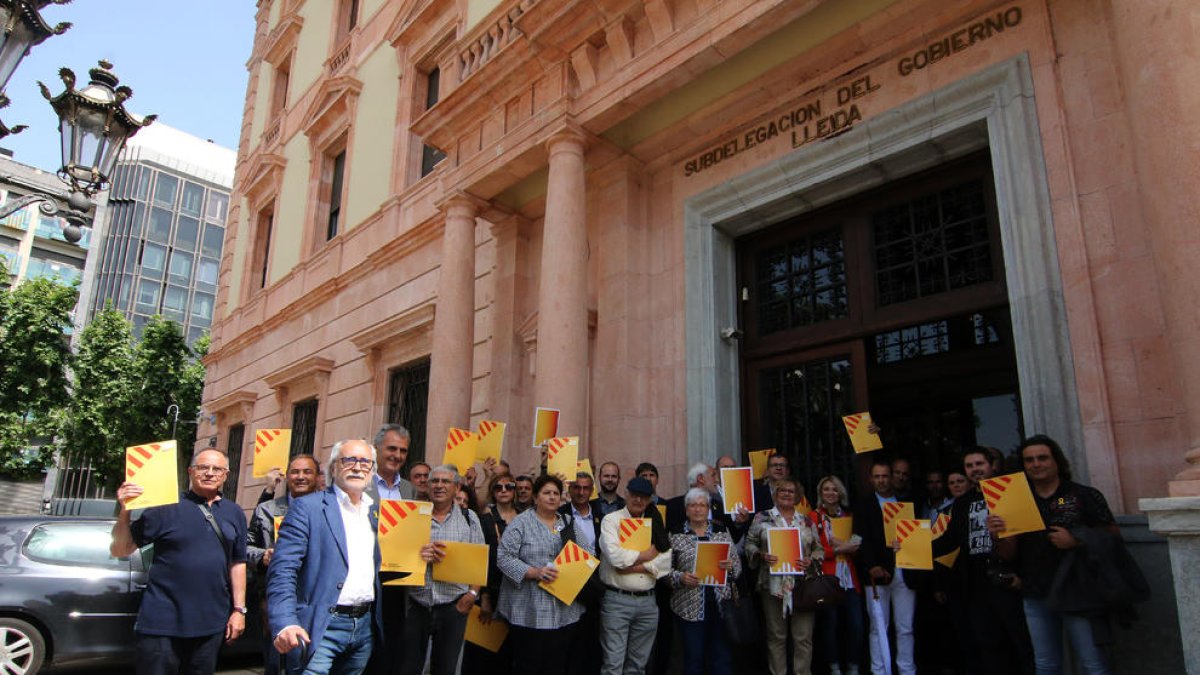Los alcaldes de Esquerra, ante la subdelegación del Gobierno antes de registrar las cartas.