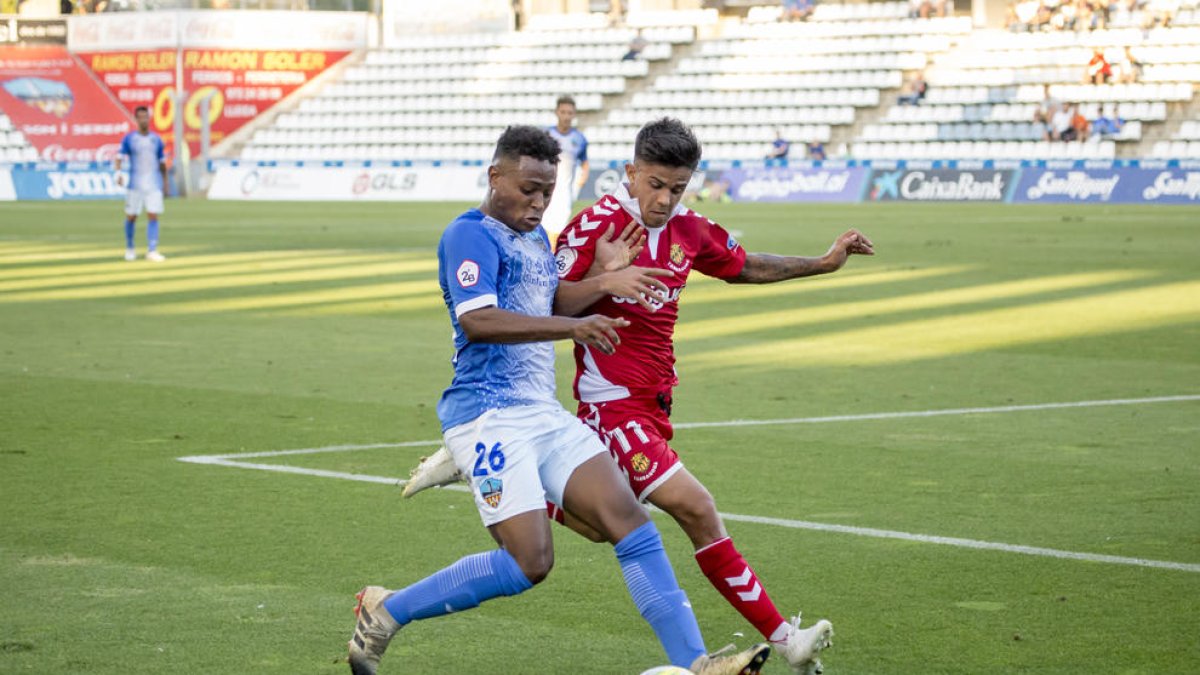Joanet intenta controlar una pilota en el partit amb el Nàstic.