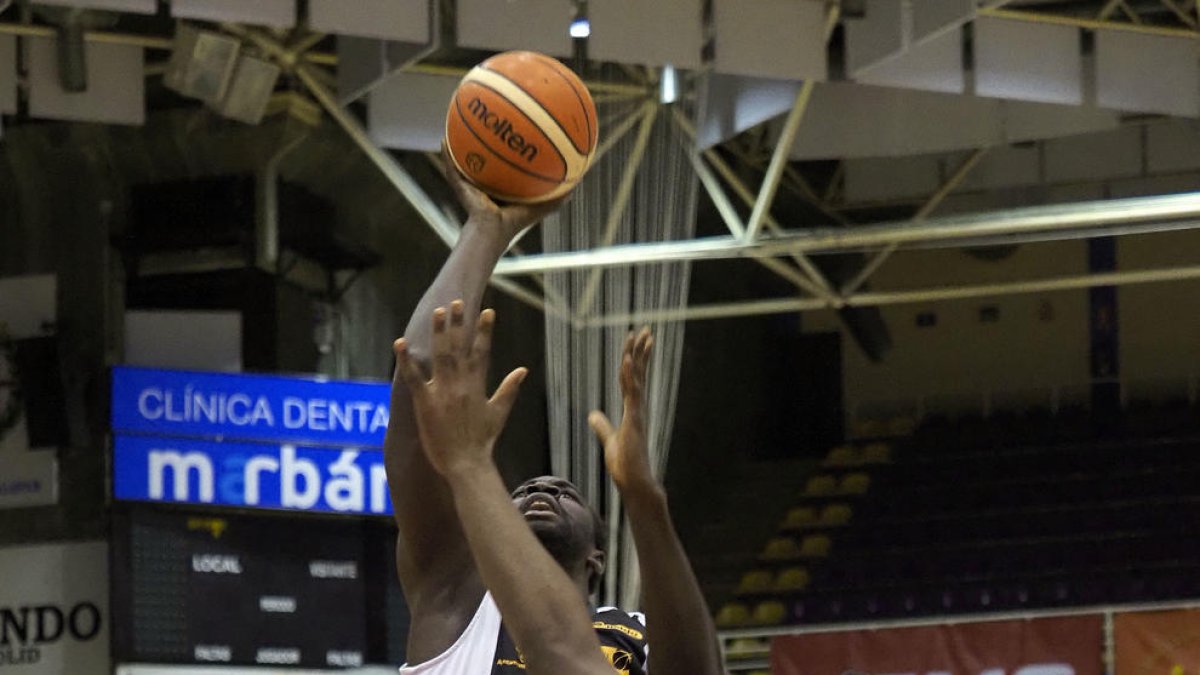 Mbaye reapareció el domingo en la pista del Valladolid.