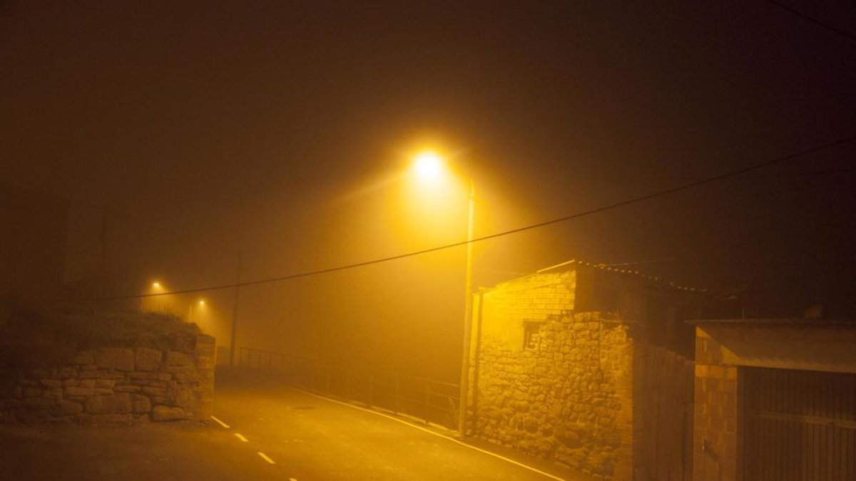 El cable desprendido a baja altura en medio de una densa niebla en Puigverd d’Agramunt.