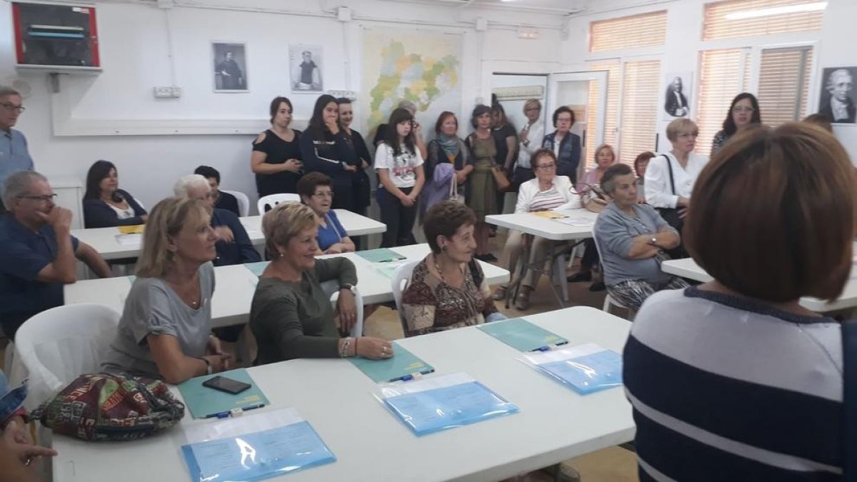 Los vecinos que ayer asistieron a la inauguración del aula de música de La Pobla de Cérvoles.